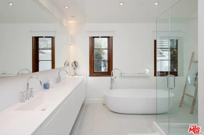 Master bathroom 2